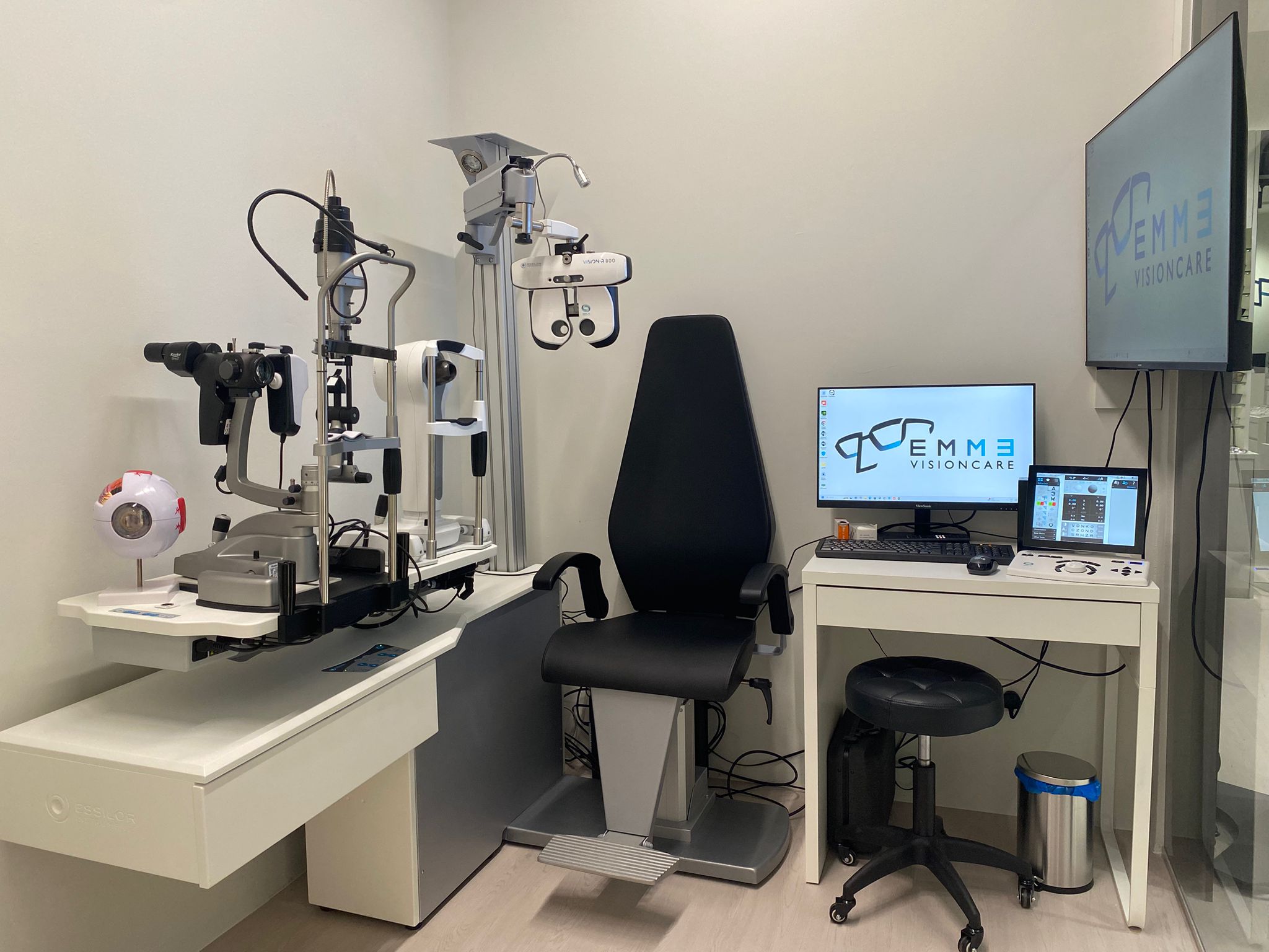 Optometry consultation room at EMME Visioncare_ Singapore_Cathay
